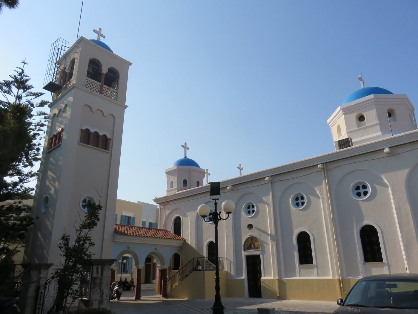 Weiße Inselkirche mit blauer Kuppel in Griechenland