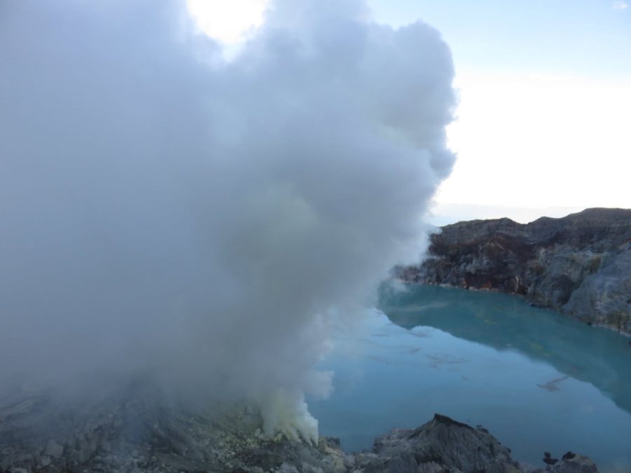 Kratersee des Vulkans Ijen auf Java