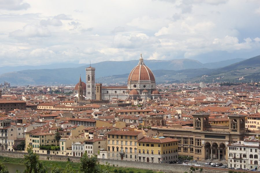 Domkuppel von Florenz über den Ziegeldächern
