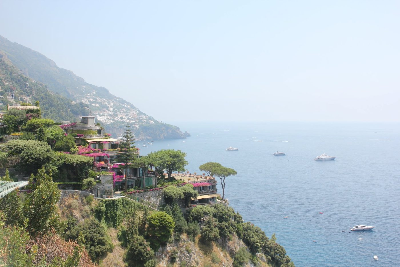 Farbige Häuser an den Steilhängen von Positano an der Amalfi-Küste