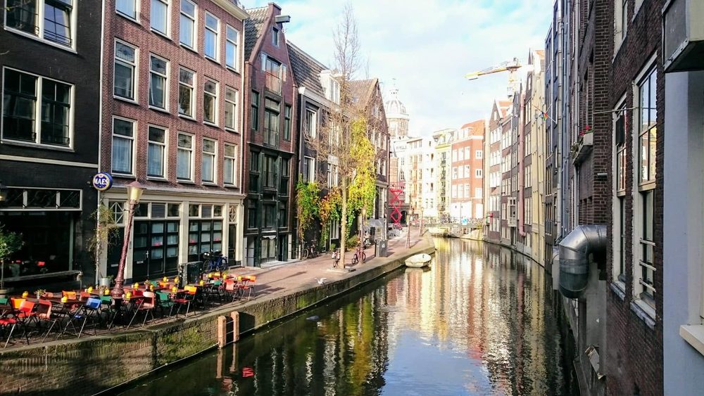 Gracht in Amsterdam mit Fahrrädern