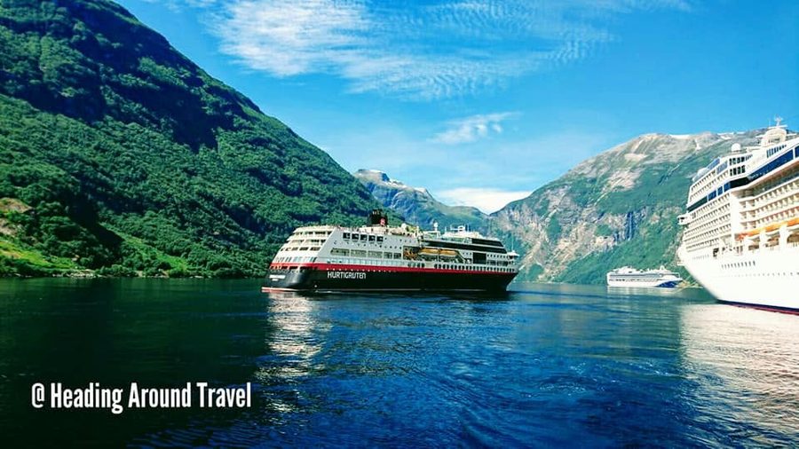 Passagierschiff der Hurtigruten im Fjord