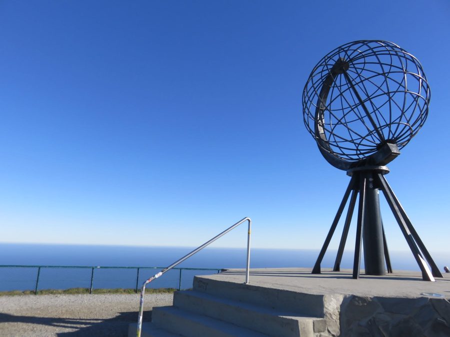Polarkreis-Denkmal an der norwegischen Küste