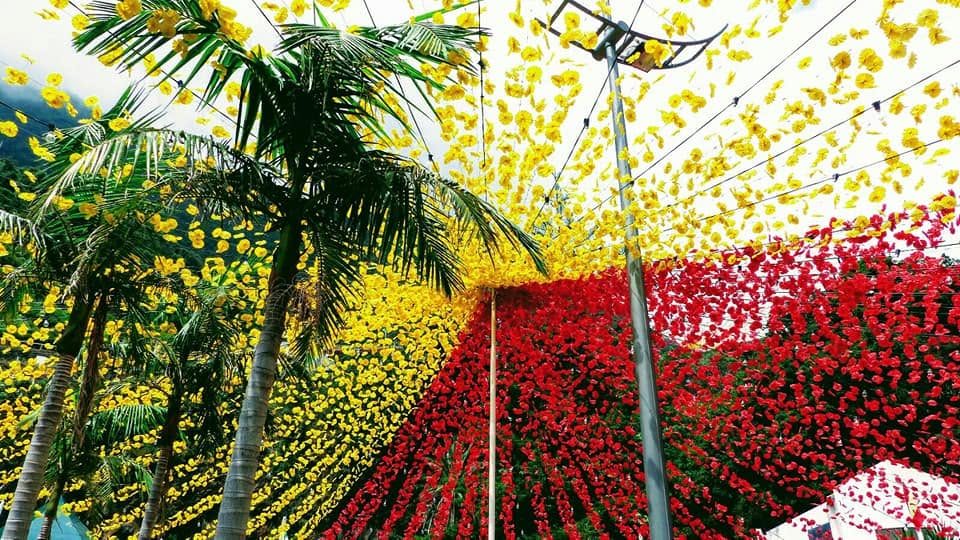 Mit Blumen geschmücktes Straßenfest in Portugal